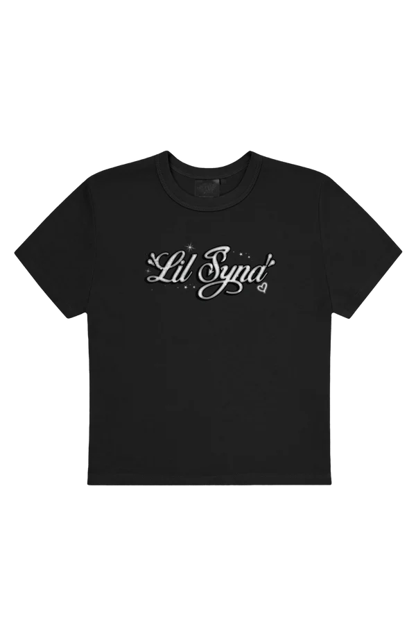 WOMEN’S LIL SYNA SCRIPT TEE – BLACK WOMEN’S LIL SYNA SCRIPT TEE – BLACK