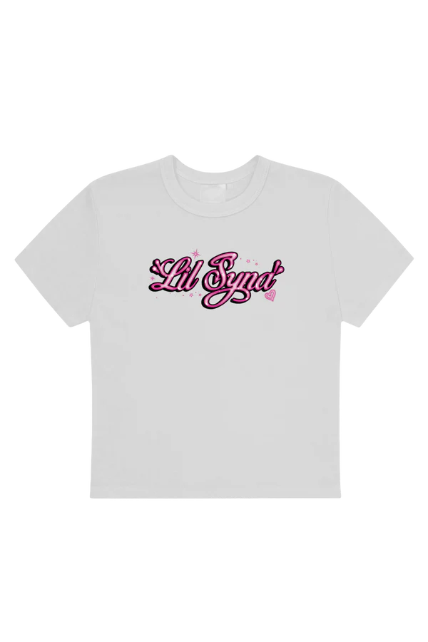 WOMEN’S LIL SYNA SCRIPT TEE – WHITE WOMEN’S LIL SYNA SCRIPT TEE – WHITE